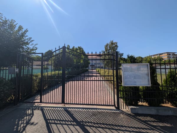 Curțile școlilor din Cisnădie închise pentru sport